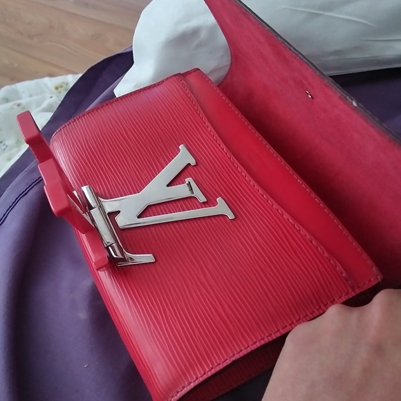 Louis Vuitton Epi Leather Clutch - Picture 6 of 7